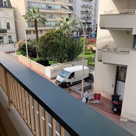 Renovated Flat With Terrace 아파트 칸느